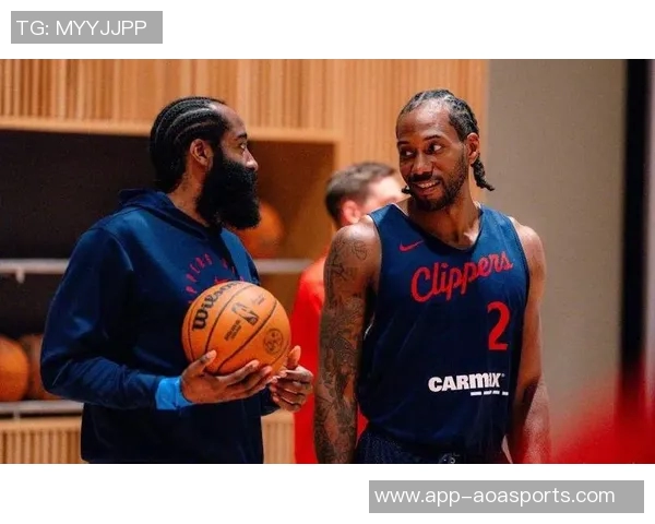 莱昂纳德与哈登的巅峰对决谁能在NBA赛场上笑到最后 莱昂纳德与哈登的巅峰对决谁能在NBA赛场上笑到最后